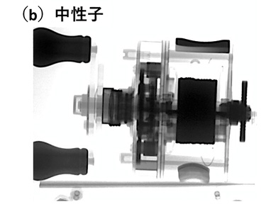 図5　イメージングの比較の例 （試料：釣り用リール）; (a)X 線、(b)中性子