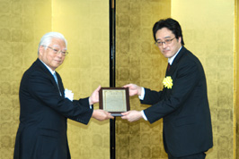 Mr. Mishino (Sakura Finetek Japan Co., Ltd.) received the certification<br /> (No. 52)